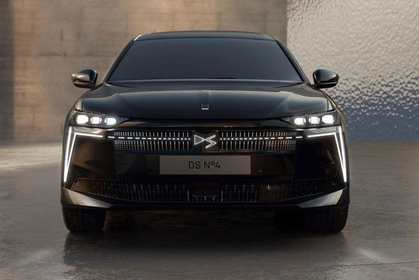 Test DS N°4 E-Tense 2025: Modernizovaný prémiový hatchback