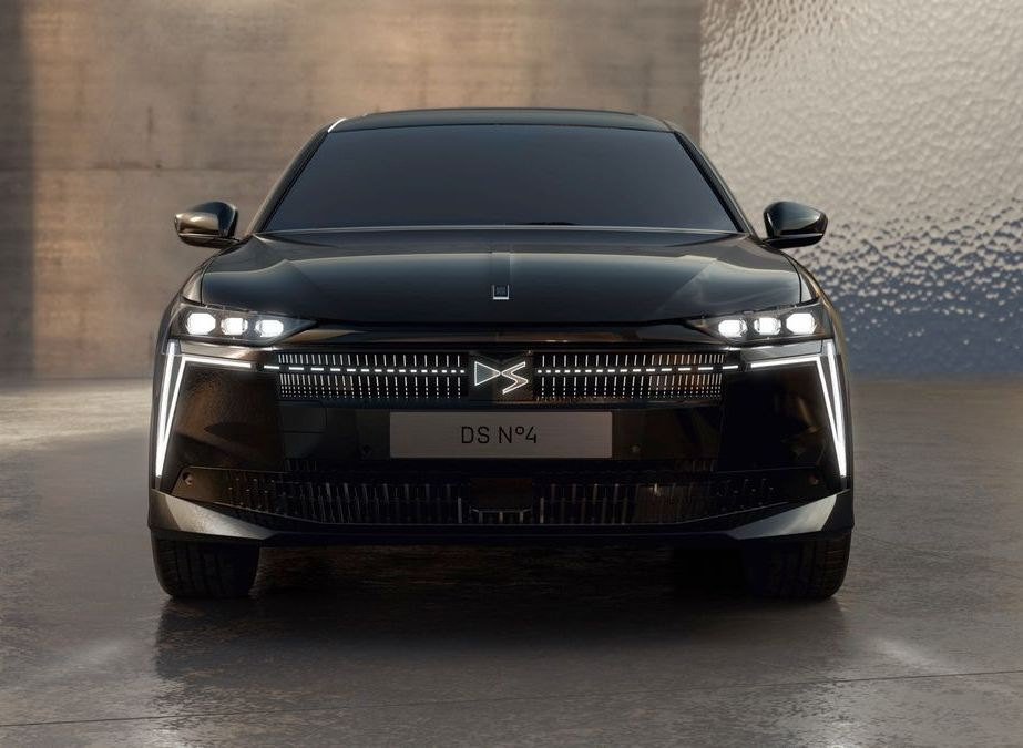 Test DS N°4 E-Tense 2025: Modernizovaný prémiový hatchback