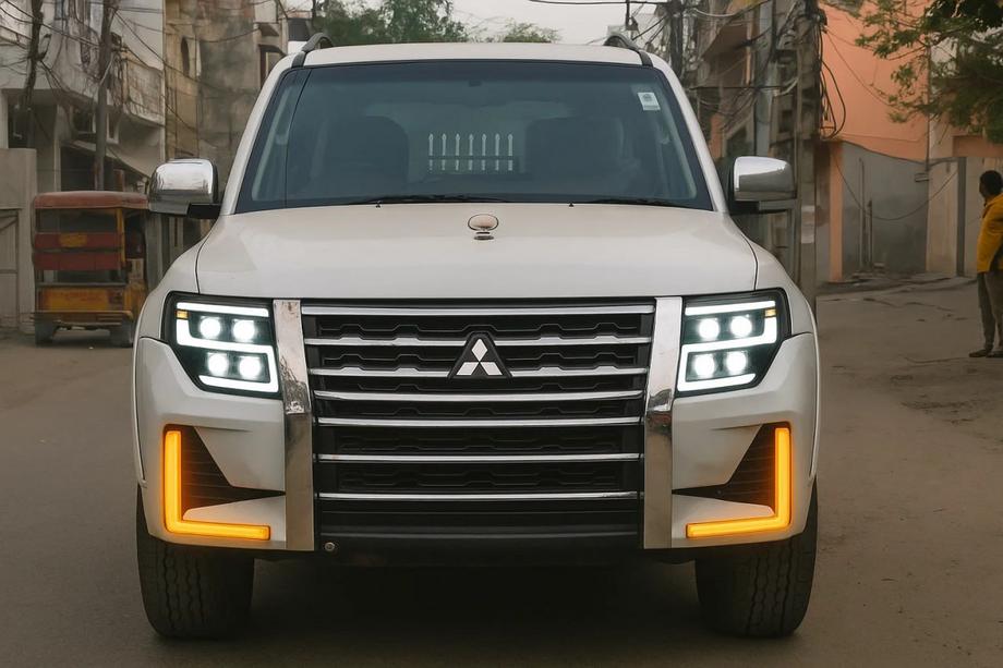 Mitsubishi Pajero Wagon IV 2006–2021 Predné svetlomety LXR Image