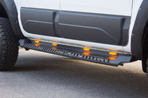 Volkswagen Amarok 2022– Bočné prahy Dakar V1 s LED (2 ks, kov) fotografia 1