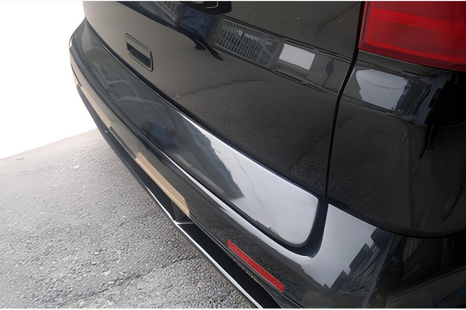 Volkswagen T5 Caravelle 2004–2010 Plastová lišta na veko batožinového priestoru (na lakovanie) Fotografia 1