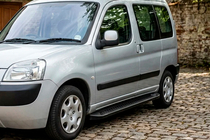 Peugeot Partner 1996–2008 Bočné nášľapy Allmond Black (2 ks, hliník) fotografia 1