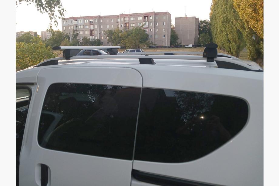 Dacia Dokker 2013–2022 Strešný nosič (priečniky) na klasické pozdĺžne lyžiny, uzamykateľný Wizard V1 (2 ks) 150 cm, Čierna Fotografia 2