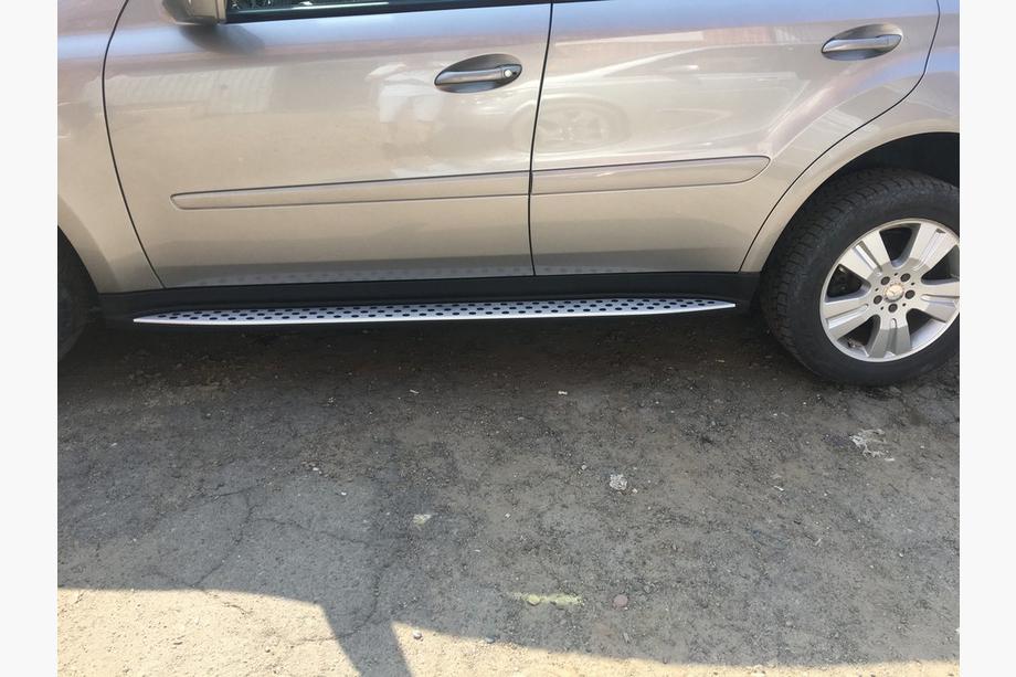 Mercedes ML W164 2005–2011 OEM bočné nášľapy (2 ks, hliník) Fotografia 3