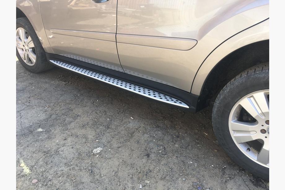 Mercedes ML W164 2005–2011 OEM bočné nášľapy (2 ks, hliník) Fotografia 4