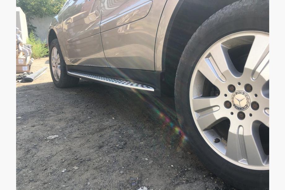 Mercedes ML W164 2005–2011 OEM bočné nášľapy (2 ks, hliník) Fotografia 5