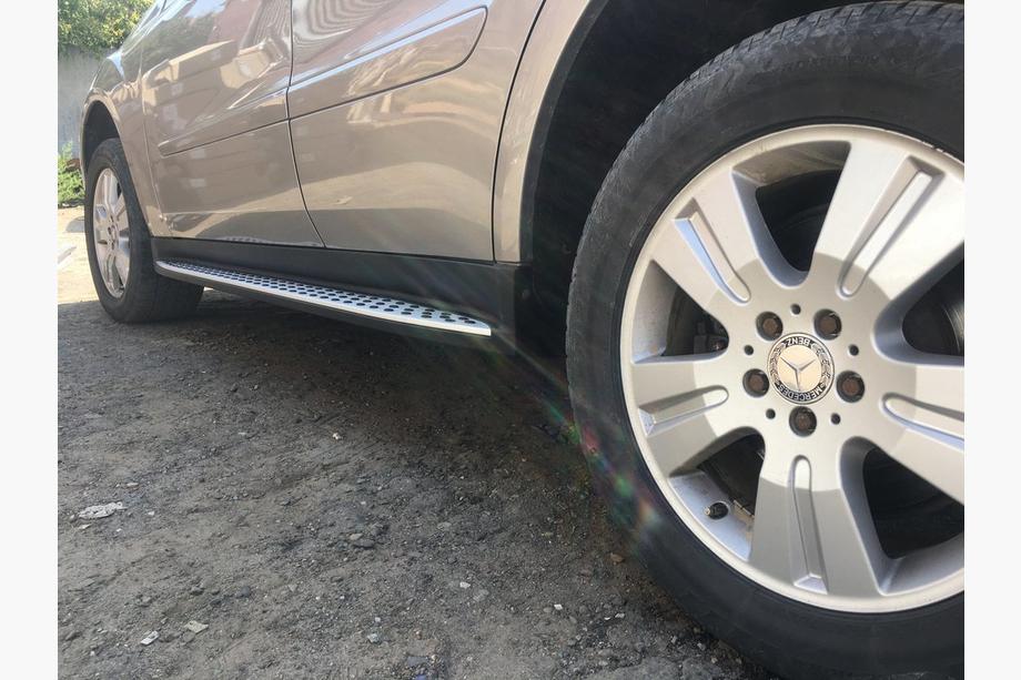 Mercedes ML W164 2005–2011 OEM bočné nášľapy (2 ks, hliník) Fotografia 6