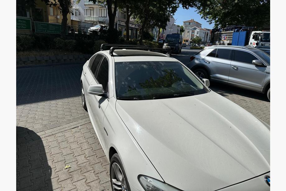 BMW 5. rad F10/F11 2010–2016 Strešný nosič (priečniky) do originálnych upevňovacích bodov Ecem V3 (2 ks) Sivá, 110 cm Fotografia 3