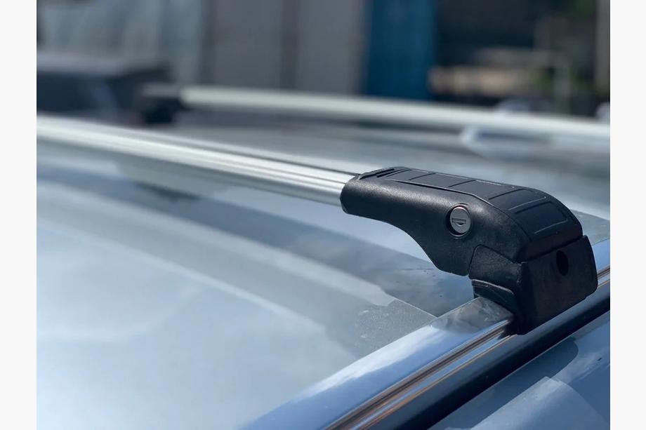 Peugeot Partner/Rifter 2019– Strešný nosič (priečniky) na integrované strešné lyžiny Wingbar V2 (2 ks) Sivá Fotografia 3