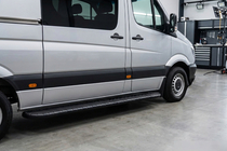 Volkswagen Crafter 2006–2016 Bočné nášľapy Bosphorus Black (2 ks, hliník) fotografia 1