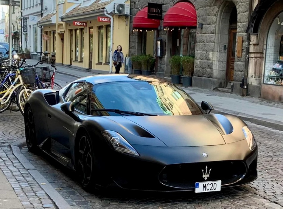 Matné alebo lesklé auto: večná debata o štýle a praktickosti