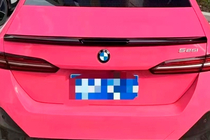 BMW 5/i5 séria G60/G60E/G61 2023– MP-Style spojler (lesklá čierna) fotografia 1
