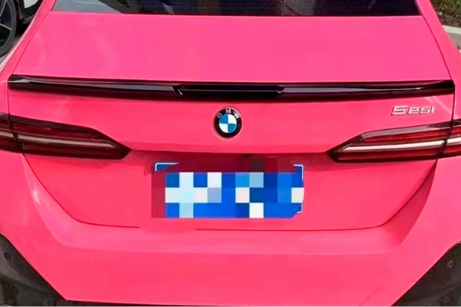 BMW 5/i5 séria G60/G60E/G61 2023– MP-Style spojler (lesklá čierna) Image
