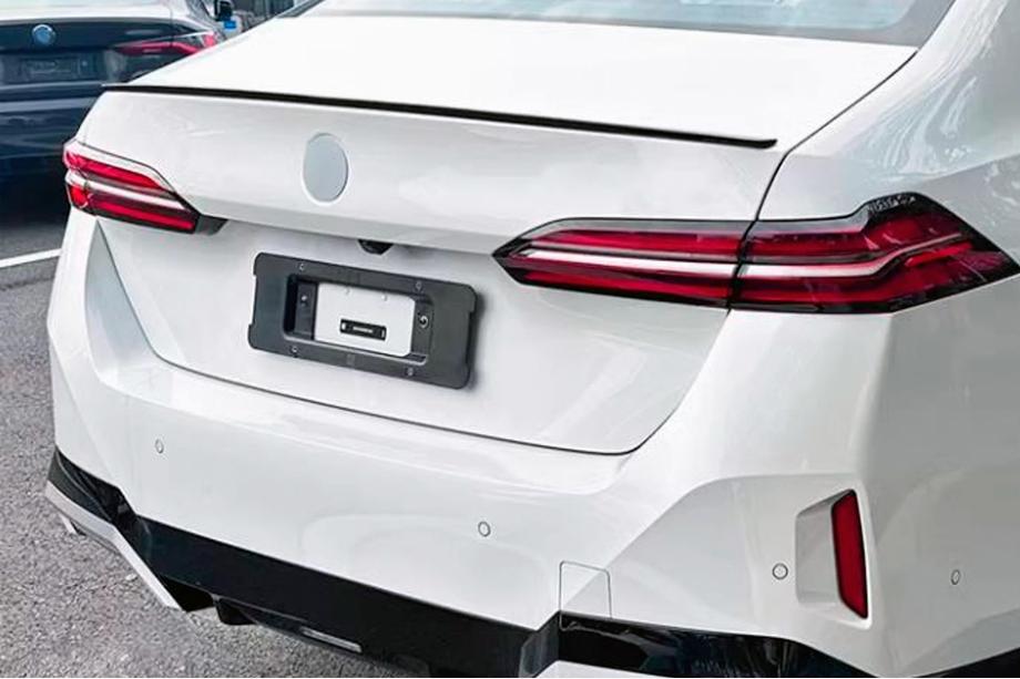 BMW 5/i5 séria G60/G60E/G61 2023– Spojler v štýle M5 (lesklá čierna) Image