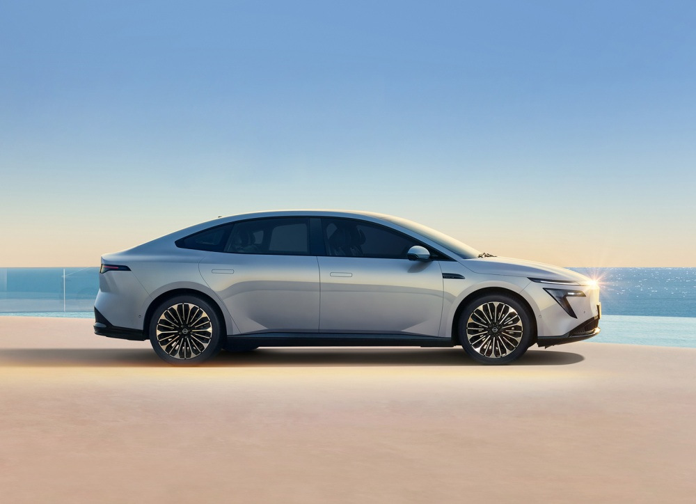 Test Nissan N7: nový elektrický sedan-fastback