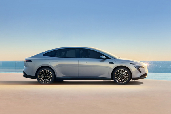 Test Nissan N7: nový elektrický sedan-fastback