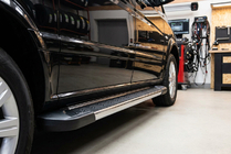 Mercedes Viano 2004–2014 Bočné nášľapy RedLine V1 (2 ks, hliník) Dlhý rázvor fotografia 1