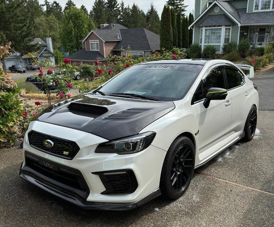 Karbonová kapota: efektný tuning alebo reálny prínos?
