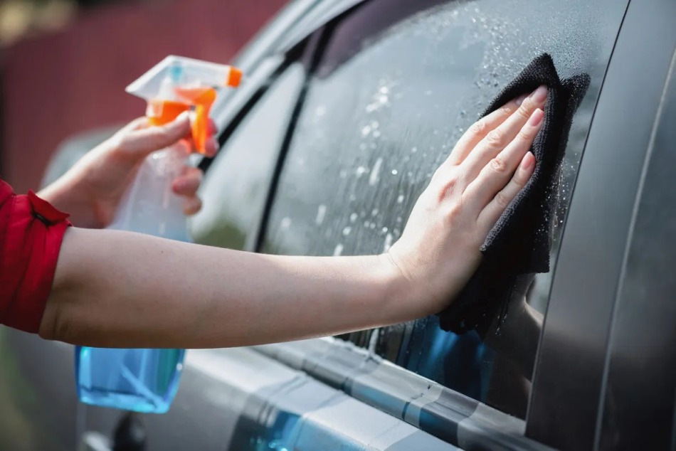 Užitočná autochemikália na starostlivosť o sklá auta