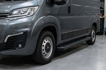 Fiat Ducato 2006–2025 Bočné nášľapy Allmond Black (2 ks, hliník) fotografia 1