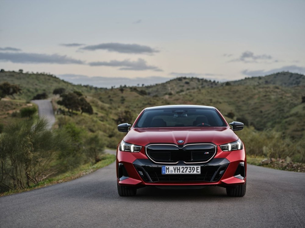 Test nabitého sedanu BMW i5 M60