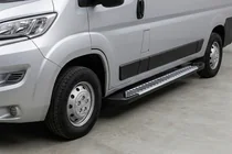 Peugeot Boxer 2006–2025 Bočné nášľapy Line (2 ks, hliník) fotografia 1