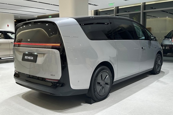 Recenzia Li Mega: futuristický minivan s rýchlym nabíjaním Fotografia 3