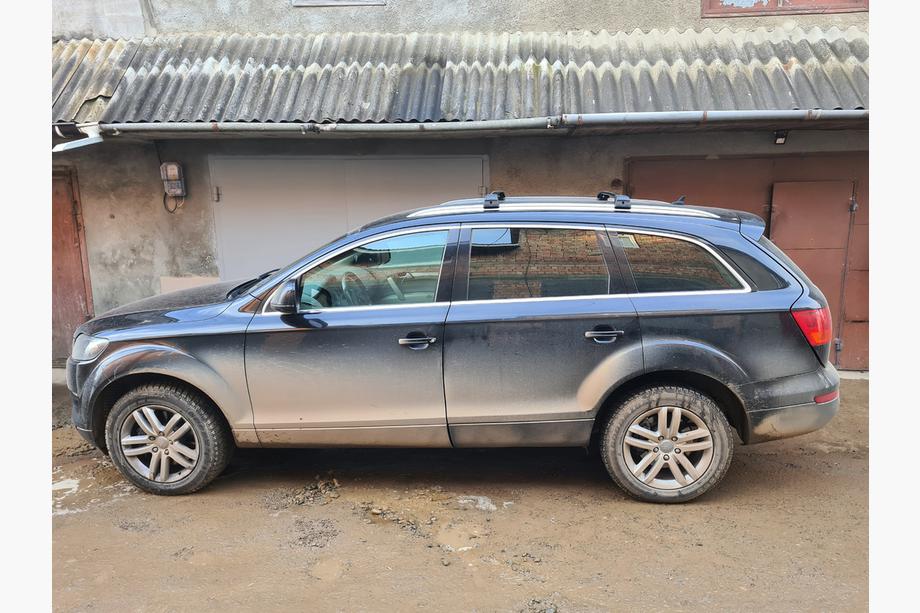 Audi Q7 2005–2015 Strešné priečniky na integrované lyžiny, uzamykateľné na kľúč WingCarrier V2 (2 ks) Čierna Fotografia 2