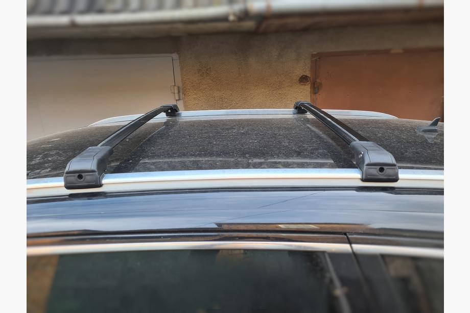 Audi Q7 2005–2015 Strešné priečniky na integrované lyžiny, uzamykateľné na kľúč WingCarrier V2 (2 ks) Čierna Fotografia 17