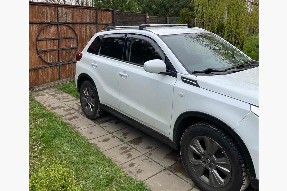 Suzuki Vitara 2015– Strešné priečniky na integrované lyžiny, uzamykateľné na kľúč WingCarrier V2 (2 ks) Čierna Fotografia 2