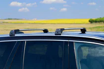 Volvo XC90 2015– Strešné priečniky na integrované lyžiny, uzamykateľné na kľúč WingCarrier V2 (2 ks) fotografia 3