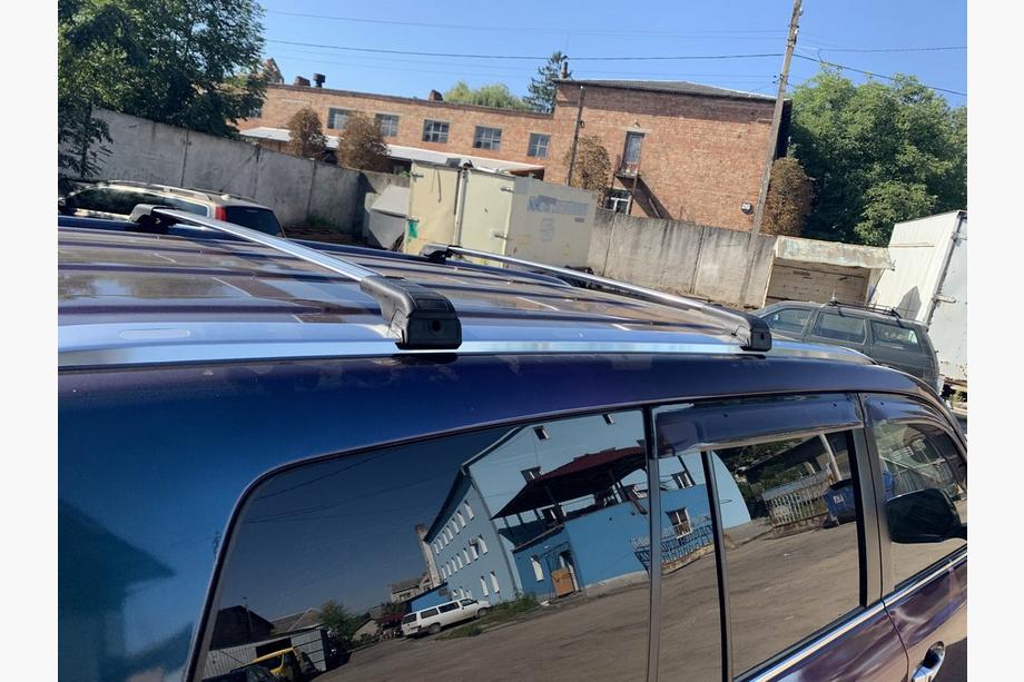 Lexus LX570/450d 2008–2022 Strešné priečniky na integrované lyžiny, uzamykateľné na kľúč WingCarrier V2 (2 ks) Sivá Fotografia 19