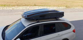 BMW 5. rad F10/F11 2010–2016 Strešné priečniky na integrované lyžiny, uzamykateľné na kľúč WingCarrier V2 (2 ks) Sivá fotografia 18