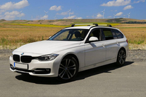 BMW 5. rad F10/F11 2010–2016 Strešné priečniky na integrované lyžiny, uzamykateľné na kľúč WingCarrier V2 (2 ks) Sivá fotografia 1
