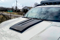 Renault Duster 2024– Kryt na kapotu SCOOP (lesklý) fotografia 12