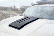 Renault Duster 2024– Kryt na kapotu SCOOP (lesklý) fotografia 13