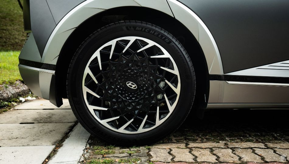 Ovplyvňuje veľkosť kolies dojazd elektromobilu?