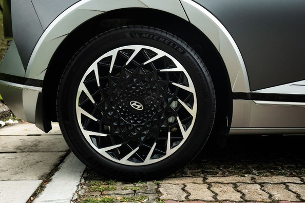 Ovplyvňuje veľkosť kolies dojazd elektromobilu?