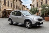 Dacia Sandero 2007–2013 Bočné nášľapy Duru (2 ks, hliník) fotografia 1