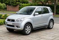 Daihatsu Terios 2006–2017 Bočné nášľapy Allmond Black (2 ks, hliník) fotografia 1