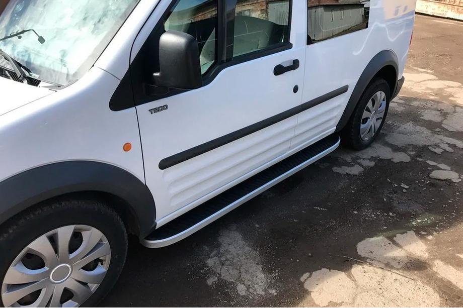 Ford Connect 2006–2009 Bočné nášľapy Tayga (2 ks., hliník) Štandardná základňa Fotografia 3