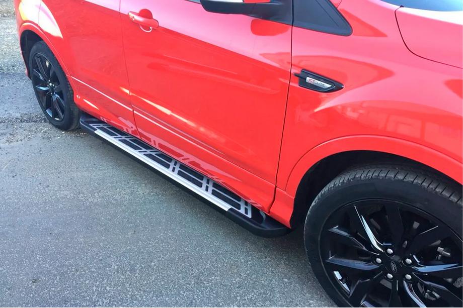 Ford Kuga/Escape 2013–2019 Bočné nášľapy Sunrise (2 ks, hliník) S čiernymi dvernými lištami Image