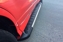 Ford Kuga/Escape 2013–2019 Bočné nášľapy RedLine V1 (2 ks, hliník) fotografia 1