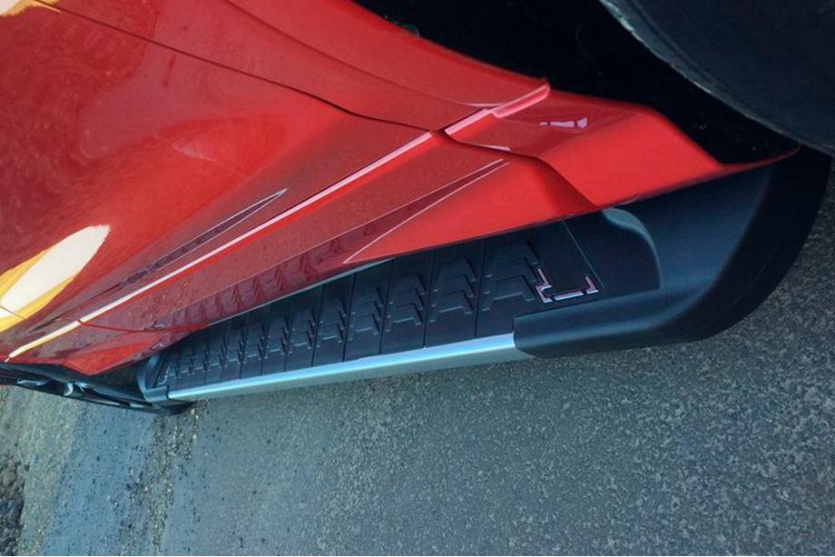 Ford Kuga/Escape 2013–2019 Bočné nášľapy RedLine V1 (2 ks, hliník) S lakovanými dverovými plechmi Fotografia 4
