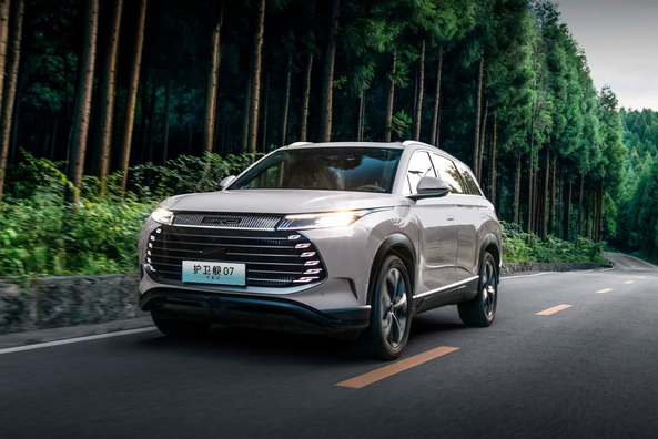 Recenzia BYD Frigate 07: Plug-in hybridné SUV s námornou estetikou