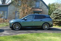 BMW iX (I20) 2022– Kované OEM disky R22 (4 ks) fotografia 9
