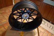BMW iX (I20) 2022– Kované OEM disky R22 (4 ks) fotografia 10