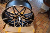 BMW iX (I20) 2022– Kované OEM disky R22 (4 ks) fotografia 12