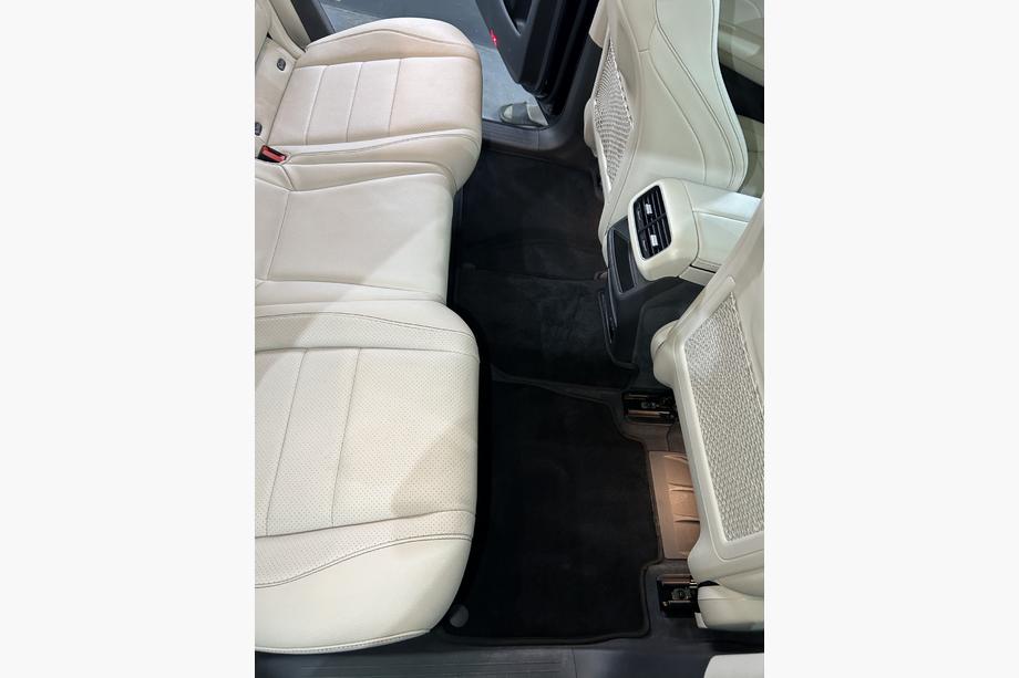 Mercedes GLS X167 2019– Prémiové textilné rohože do interiéru (3 rady, čierne) Fotografia 4