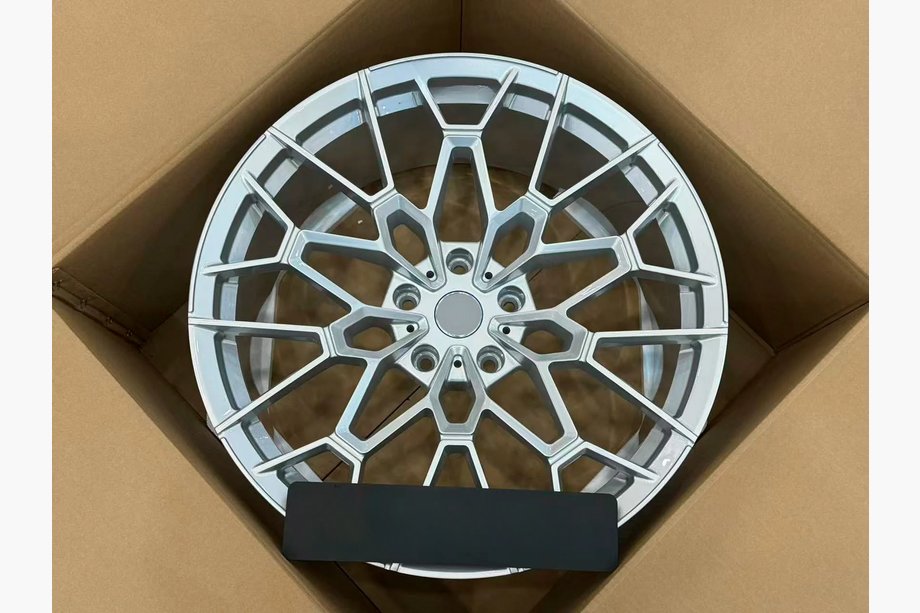 BMW 5/i5 séria G60/G60E/G61 2023– Kované disky OEM R22 V2 (4 ks) Fotografia 5